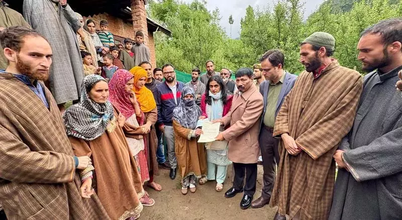 असम के मंत्री ने Kashmir में पहलगाम हमले के पीड़ित से मुलाकात की असम के मंत्री ने Kashmir में पहलगाम हमले के पीड़ित से मुलाकात की