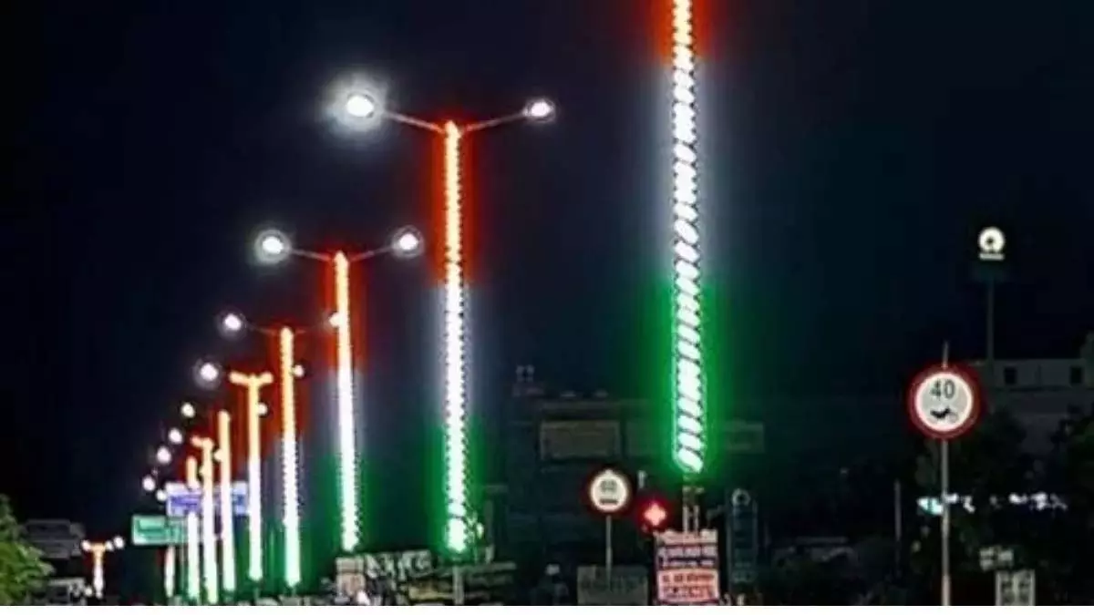 Ranchi : के छतरपुर में तिरंगा स्ट्रीट लाइट से बढ़ेगा राष्ट्रप्रेम Ranchi : के छतरपुर में तिरंगा स्ट्रीट लाइट से बढ़ेगा राष्ट्रप्रेम