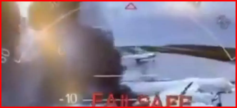 ड्रोन हमला खतरनाक VIDEO, एयरबेस को बनाया निशाना, कई विमान ध्वस्त ड्रोन हमला खतरनाक VIDEO, एयरबेस को बनाया निशाना, कई विमान ध्वस्त