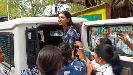 Bengal BJP ने शर्मिष्ठा पनोली मामले में कोलकाता पुलिस की रातोंरात कार्रवाई पर सवाल उठाए Bengal BJP ने शर्मिष्ठा पनोली मामले में कोलकाता पुलिस की रातोंरात कार्रवाई पर सवाल उठाए