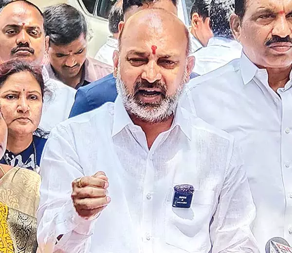कलवकुंतला मामला एक पारिवारिक ड्रामा है: Bandi Sanjay कलवकुंतला मामला एक पारिवारिक ड्रामा है: Bandi Sanjay