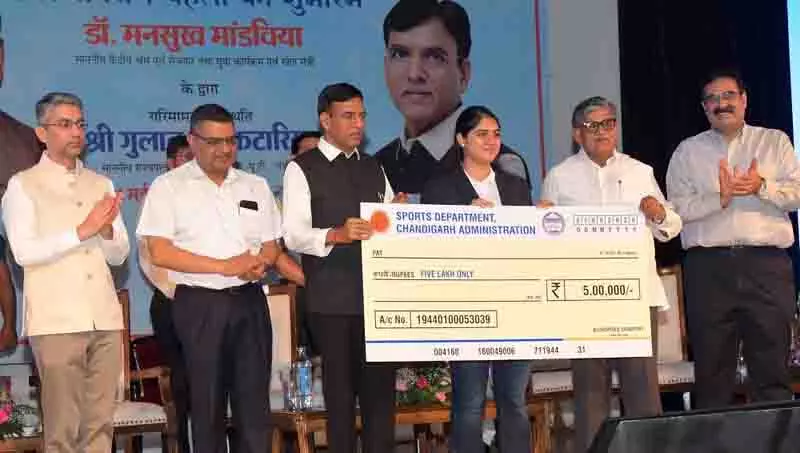 Minister ने खिलाड़ियों को नकद पुरस्कार प्रदान किए Minister ने खिलाड़ियों को नकद पुरस्कार प्रदान किए