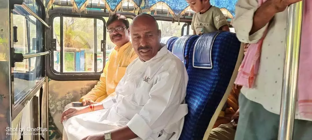 केंद्रीय मंत्री ने MP के टीकमगढ़ में सार्वजनिक बस में यात्रा की, स्थानीय लोगों से बातचीत की केंद्रीय मंत्री ने MP के टीकमगढ़ में सार्वजनिक बस में यात्रा की, स्थानीय लोगों से बातचीत की