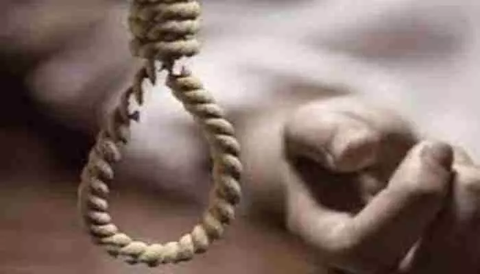 Bahraich: शादी के 22 दिन बाद फंदे से लटका मिला युवक, इलाके में सनसनी Bahraich: शादी के 22 दिन बाद फंदे से लटका मिला युवक, इलाके में सनसनी