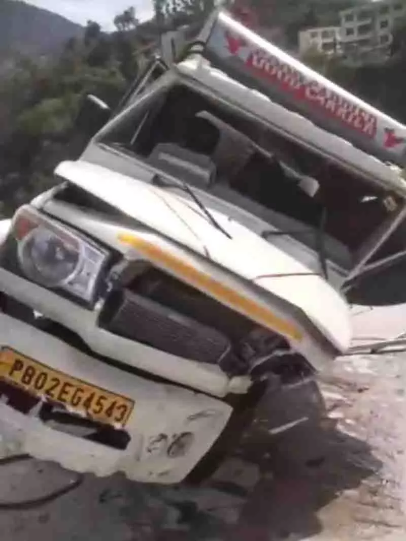 IIT Mandi के पास सड़क दुर्घटना में 5 की मौत, 1 घायल IIT Mandi के पास सड़क दुर्घटना में 5 की मौत, 1 घायल