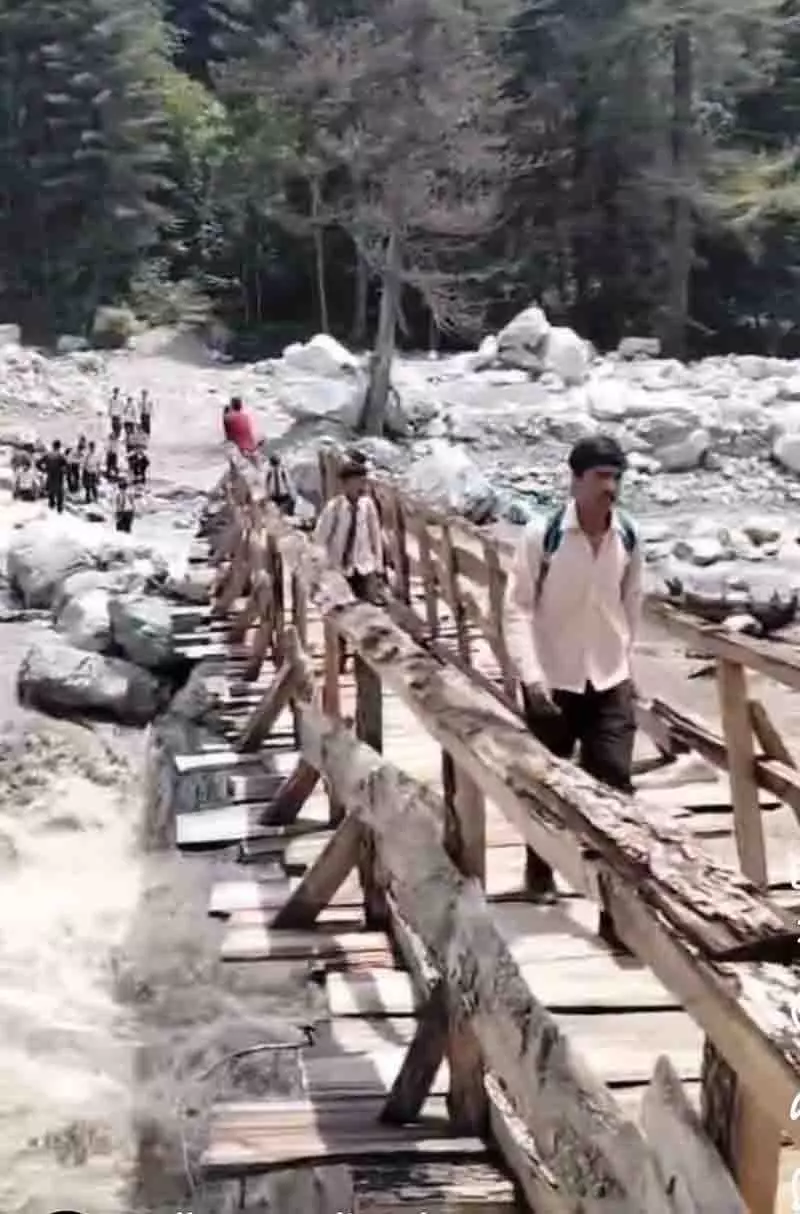 Himachal: पार्वती घाटी के बच्चों के लिए स्कूल जाना ख़तरे से भरा Himachal: पार्वती घाटी के बच्चों के लिए स्कूल जाना ख़तरे से भरा