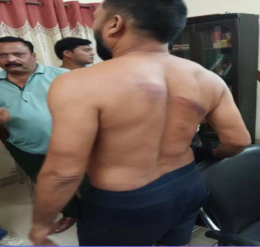 कुटरू में सरकारी कर्मचारियों से मारपीट, दो पुलिस जवान निलंबित कुटरू में सरकारी कर्मचारियों से मारपीट, दो पुलिस जवान निलंबित