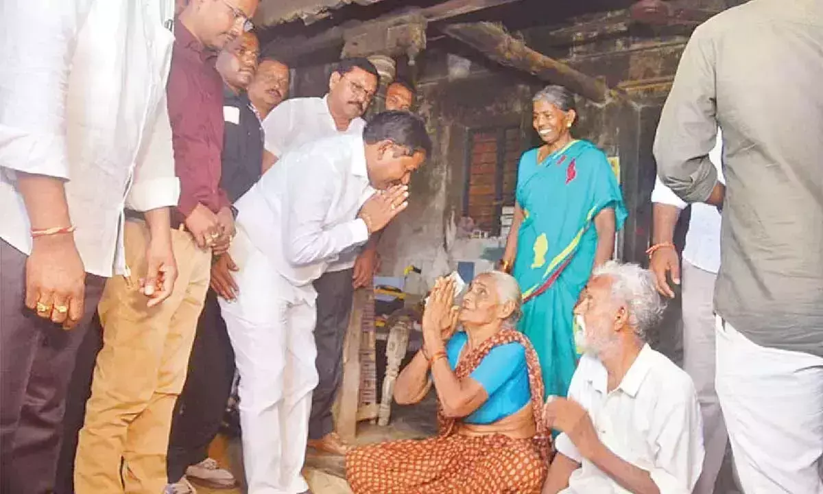 Andhra: थल्लिकी वंदनम, अन्नदाता सुखीभव, महिलाओं के लिए आरटीसी में जल्द ही मुफ्त यात्रा: मंत्री Andhra: थल्लिकी वंदनम, अन्नदाता सुखीभव, महिलाओं के लिए आरटीसी में जल्द ही मुफ्त यात्रा: मंत्री