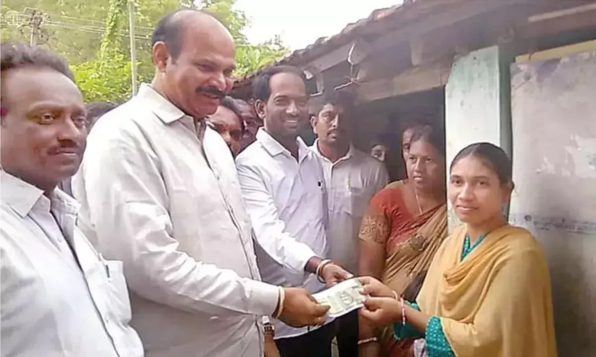 Andhra: मंत्री पार्थसारथी ने पेंशन वितरण की देखरेख की Andhra: मंत्री पार्थसारथी ने पेंशन वितरण की देखरेख की