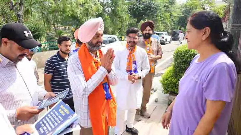 SAD के घुमन को लोगों से जुड़ने के लिए छोटे समूहों में प्रचार करना पसंद SAD के घुमन को लोगों से जुड़ने के लिए छोटे समूहों में प्रचार करना पसंद