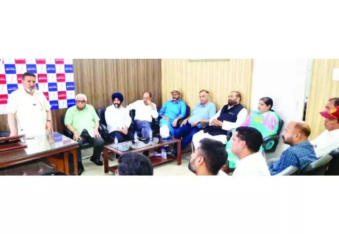 अल्ताफ बुखारी ने J&K में बढ़ती बेरोजगारी को लेकर सरकार की आलोचना की अल्ताफ बुखारी ने J&K में बढ़ती बेरोजगारी को लेकर सरकार की आलोचना की