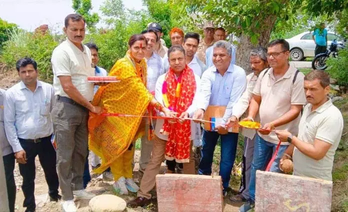 Jammu: विधायक ने किया विकास कार्यों का शुभारंभ Jammu: विधायक ने किया विकास कार्यों का शुभारंभ