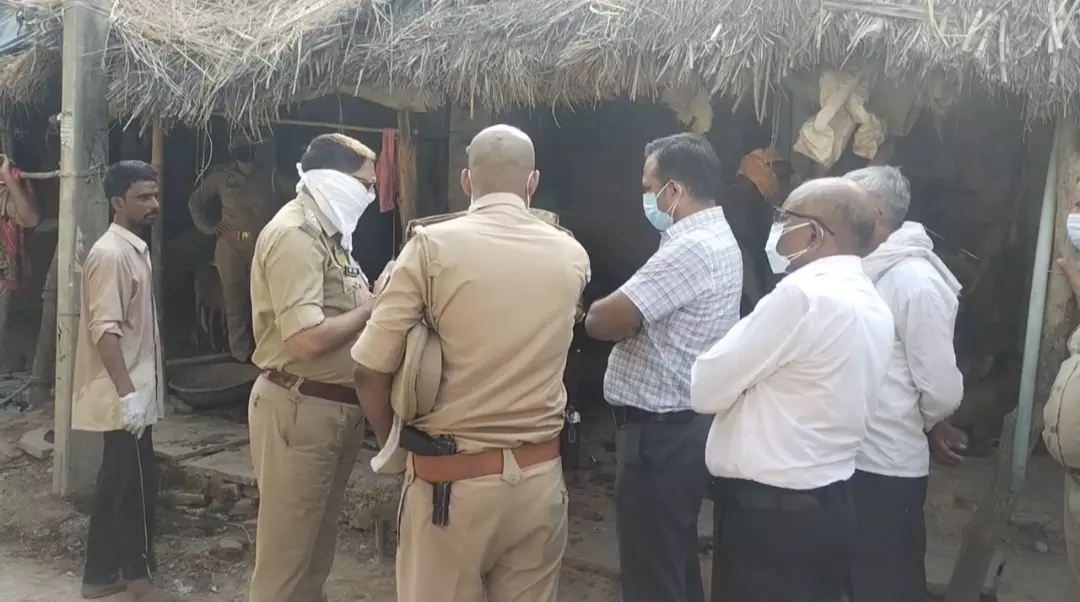 Fatehpur: हत्या के बाद शव छिपाया गया, मजिस्ट्रेट ने गढ़े से शव बाहर निकाला Fatehpur: हत्या के बाद शव छिपाया गया, मजिस्ट्रेट ने गढ़े से शव बाहर निकाला