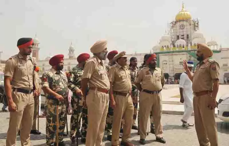 Amritsar में सुरक्षा बढ़ाने के लिए 2,500 पुलिसकर्मी बुलाए गए Amritsar में सुरक्षा बढ़ाने के लिए 2,500 पुलिसकर्मी बुलाए गए
