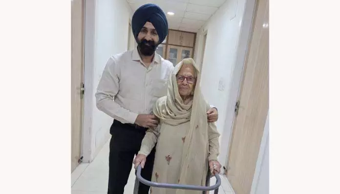 Jammu: डॉ. रंजीत ने उच्च जोखिम वाले मरीज़ का द्विपक्षीय घुटना प्रत्यारोपण किया Jammu: डॉ. रंजीत ने उच्च जोखिम वाले मरीज़ का द्विपक्षीय घुटना प्रत्यारोपण किया