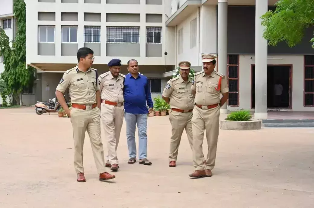 Andhra: कुरनूल एसपी ने पुलिस कांस्टेबल मुख्य परीक्षा केंद्रों का निरीक्षण किया Andhra: कुरनूल एसपी ने पुलिस कांस्टेबल मुख्य परीक्षा केंद्रों का निरीक्षण किया