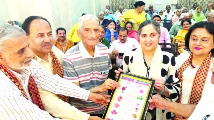 JKAACL-NDS ने वृद्धाश्रम में रहने वालों के लिए ‘डोगरी संगीत संध्या’ का आयोजन किया JKAACL-NDS ने वृद्धाश्रम में रहने वालों के लिए ‘डोगरी संगीत संध्या’ का आयोजन किया
