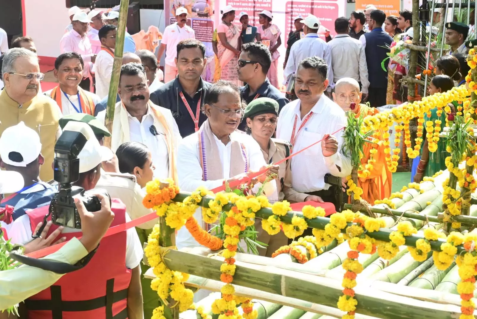 मुख्यमंत्री ने भोंगापाल में बांस नौका विहार केंद्र का किया शुभारंभ मुख्यमंत्री ने भोंगापाल में बांस नौका विहार केंद्र का किया शुभारंभ