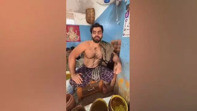 Bhubaneshwar का यह शख्स दिखता है विराट कोहली जैसा Bhubaneshwar का यह शख्स दिखता है विराट कोहली जैसा