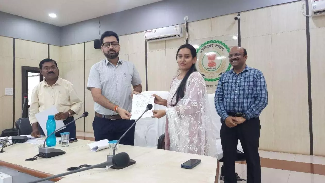 कलेक्टर की मौजूदगी में पूर्णतः पारदर्शी तरीके से हुई अतिशेष शिक्षकों की काउंसिलिंग कलेक्टर की मौजूदगी में पूर्णतः पारदर्शी तरीके से हुई अतिशेष शिक्षकों की काउंसिलिंग