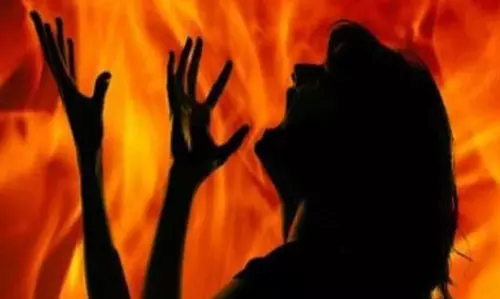 शारीरिक संबंध बनाने को लेकर हुई कहासुनी, पति ने पत्नी को किया आग के हवाले