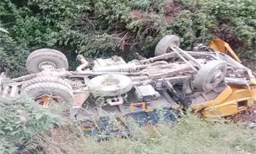 Himachal Pradesh: टिपर घोड़े में गिरा, एक की मौत, दूसरा गंभीर Himachal Pradesh: टिपर घोड़े में गिरा, एक की मौत, दूसरा गंभीर