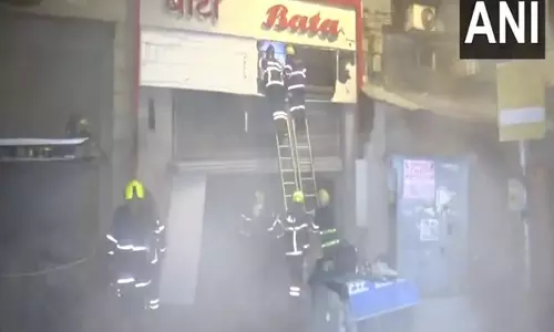 Mumbai के फोर्ट इलाके में फुटवियर की दुकान में लगी आग