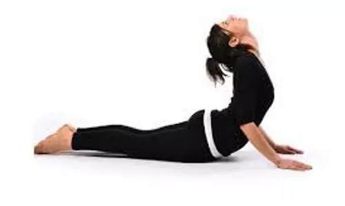 Yoga Tips: कम पानी पीने से हो सकती हैं कई स्वास्थ्य समस्याएं, उपचार में मदद करेंगे ये योगासन