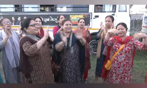 J-K: आतंक से बेखौफ, कश्मीर में खीर भवानी मंदिर में उमड़े तीर्थयात्री J-K: आतंक से बेखौफ, कश्मीर में खीर भवानी मंदिर में उमड़े तीर्थयात्री