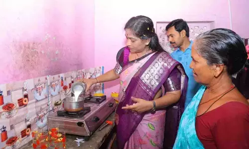 Anitha ने पयाकाराओपेटा में गैस सिलेंडर और पेंशन वितरित की Anitha ने पयाकाराओपेटा में गैस सिलेंडर और पेंशन वितरित की