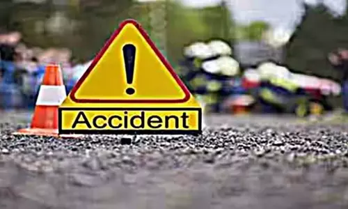 पेरुंदुरई के पास ओमनी बस दुर्घटना: 15 घायल पेरुंदुरई के पास ओमनी बस दुर्घटना: 15 घायल