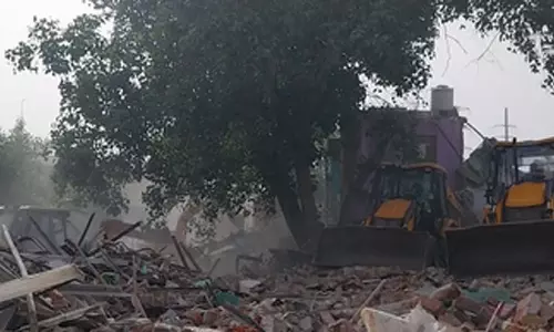 निवासियों के विरोध के बीच दिल्ली के मद्रासी कैंप में चलाया गया तोड़फोड़ अभियान