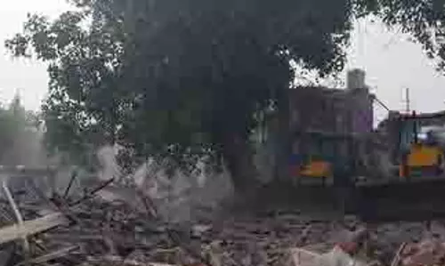 निवासियों के विरोध के बीच दिल्ली के मद्रासी कैंप में चलाया गया तोड़फोड़ अभियान
