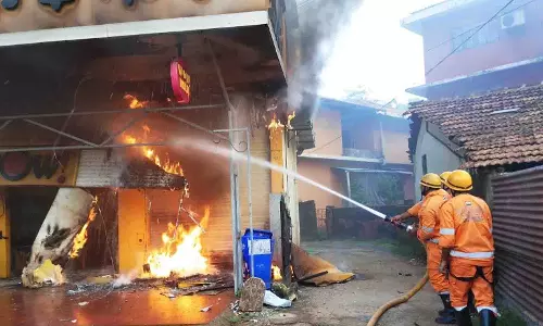 कोलवा में भीषण आग से कैफे जलकर खाक, डेंटल क्लिनिक का AC क्षतिग्रस्त कोलवा में भीषण आग से कैफे जलकर खाक, डेंटल क्लिनिक का AC क्षतिग्रस्त