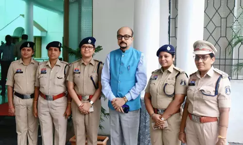 राज्यपाल डेका से छत्तीसगढ़ पुलिस की महिला अधिकारी-कर्मचारियों ने की मुलाकात राज्यपाल डेका से छत्तीसगढ़ पुलिस की महिला अधिकारी-कर्मचारियों ने की मुलाकात