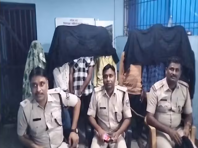 Nawada: बेंगलुरु में किशोरी की हत्या, प्रेमी सहित 7 गिरफ्तार Nawada: बेंगलुरु में किशोरी की हत्या, प्रेमी सहित 7 गिरफ्तार
