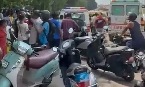 Bhubaneswar : यूनिट-2 पेट्रोल पंप के पास हुई दुर्घटनाओं में तीन लोग घायल Bhubaneswar : यूनिट-2 पेट्रोल पंप के पास हुई दुर्घटनाओं में तीन लोग घायल