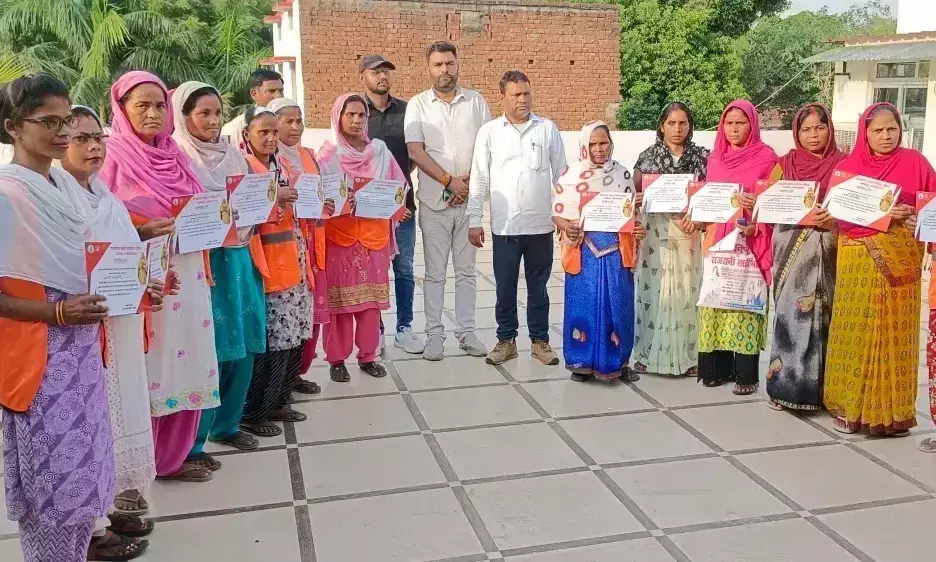 Ambedkar Nagar: महिला सफाईकर्मियों को प्रशस्ति पत्र देकर बढ़ाया गया हौसला Ambedkar Nagar: महिला सफाईकर्मियों को प्रशस्ति पत्र देकर बढ़ाया गया हौसला