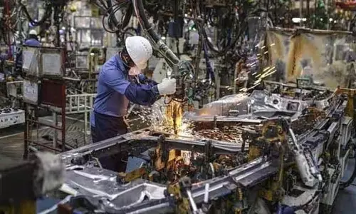Q4 में औद्योगिक विकास से GDP 7.4% तक बढ़ी, FY25 की वृद्धि 4 साल के निचले स्तर पर Q4 में औद्योगिक विकास से GDP 7.4% तक बढ़ी, FY25 की वृद्धि 4 साल के निचले स्तर पर