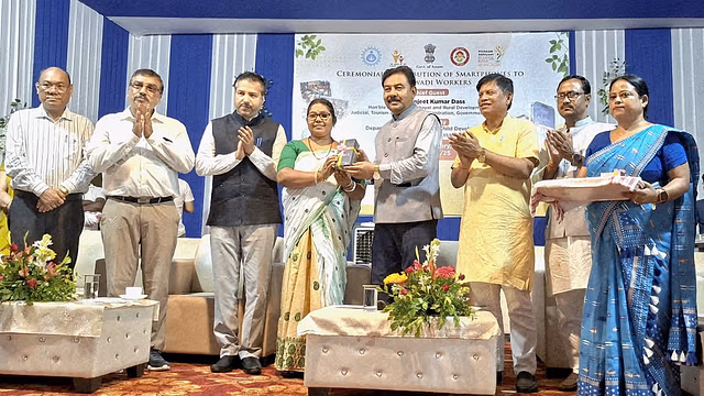 Assam : रंजीत कुमार दास ने धुबरी में आंगनवाड़ी कार्यकर्ताओं को मोबाइल वितरित किए