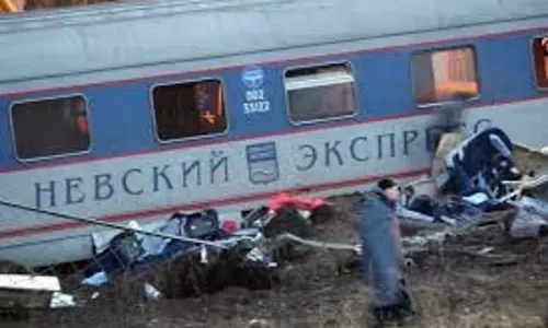 Russia: ब्रायंस्क में पुल हादसे और ट्रेन पटरी से उतरने से 7 की मौत, 69 घायल