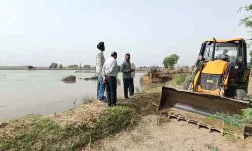 Abohar में नहर में 200 फीट की दरार, 1,000 एकड़ फसलें जलमग्न Abohar में नहर में 200 फीट की दरार, 1,000 एकड़ फसलें जलमग्न