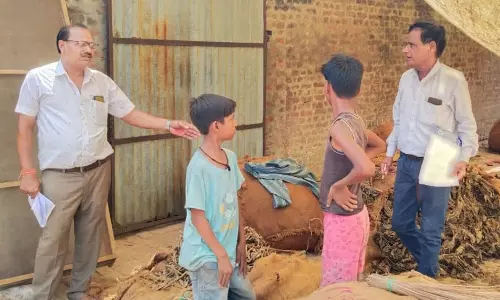 Kaimganj: श्रम प्रवर्तन अधिकारी ने तंबाकू गोदामों में छापामारी की