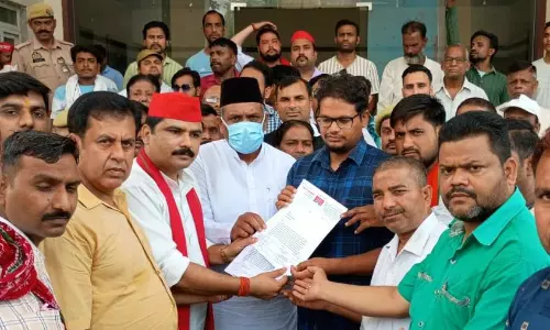 Bareilly: सपा पार्षद और कार्यकर्ताओं ने जनसंवाद यात्रा के बाद दिया धरना