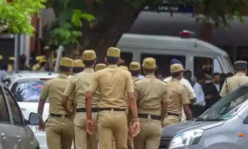 Chennai पुलिस ने विमान पर लेजर बीम चमकाने पर सख्त कार्रवाई की चेतावनी दी Chennai पुलिस ने विमान पर लेजर बीम चमकाने पर सख्त कार्रवाई की चेतावनी दी