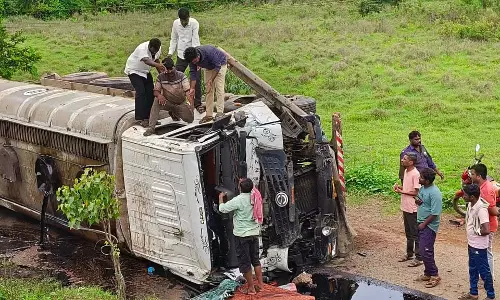 Karnataka: टैंकर की टक्कर से हाईवे पर काम कर रहे तीन मजदूरों की मौत Karnataka: टैंकर की टक्कर से हाईवे पर काम कर रहे तीन मजदूरों की मौत