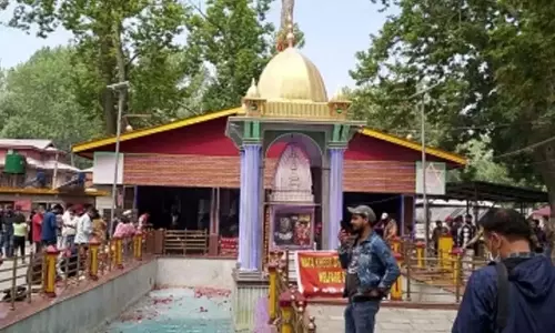 आतंकी खतरे से बेपरवाह, कश्मीर में माता खीर भवानी मेले में उमड़े श्रद्धालु