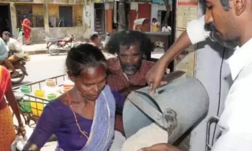AP में आज से राशन की दुकानों पर आवश्यक वस्तुओं की आपूर्ति फिर से शुरू होगी AP में आज से राशन की दुकानों पर आवश्यक वस्तुओं की आपूर्ति फिर से शुरू होगी