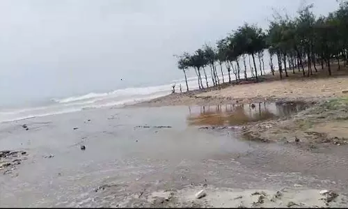 उच्च ज्वार के बीच समुद्र ने सियाली समुद्र तट पर आक्रमण किया