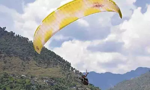 Jogindernagar के पास पैराग्लाइडर बिल्डिंग से टकराया, पायलट घायल